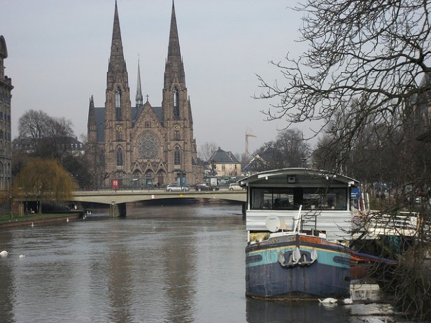 /Barco en Estrasburgo con la Iglesia de Saint-Paul