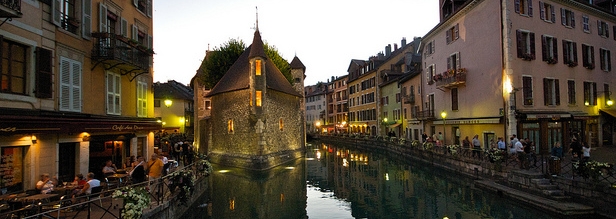 /Casco histórico con sus canales y Palacio de l’Isle