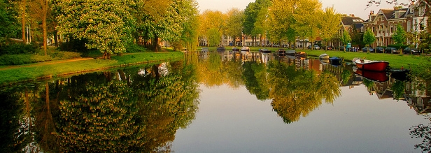/Uno de los canales de Haarlem